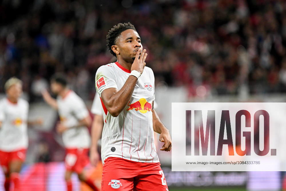 Fußball I Herren I Saison 2026-2027 I Bundesliga I 5. Spieltag I RB Leipzig - Eintracht Frankfurt I 10.10.2026 Hattrick Christopher Nkunku (28, RB Leipzig) zeigt mit den Fingern 3 Tore in einem Spiel an Freisteller, Nahaufnahme, Porträt, Portrait, Einzelfoto, Einzelbild, Körper Leipzig Red Bull Arena Sachsen Deutschland