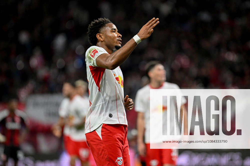 Fußball I Herren I Saison 2026-2027 I Bundesliga I 5. Spieltag I RB Leipzig - Eintracht Frankfurt I 10.10.2026 Hattrick Christopher Nkunku (28, RB Leipzig) zeigt mit den Fingern 3 Tore in einem Spiel an Freisteller, Nahaufnahme, Porträt, Portrait, Einzelfoto, Einzelbild, Körper Leipzig Red Bull Arena Sachsen Deutschland