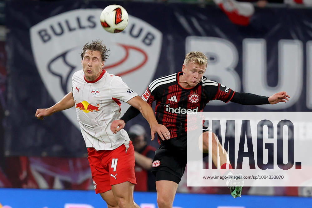 Fussball 1.Bundesliga, RB Leipzig - Eintracht Frankfurt v.l. Willi Orban (RB Leipzig) Jonathan Jonny Burkardt (Eintracht Frankfurt) Zweikampf, Aktion, action, battle for the ball Leipzig