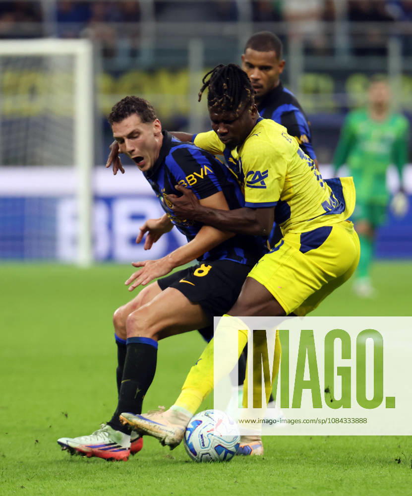 Inter Milans Petar Sicic (L) challenges for the ball with Parmas El Bilal TourÃ during the Italian serie A soccer match between Inter and Parma at Giuseppe Meazza stadium in Milan, 10 October 2026..ANSA MATTEO BAZZI. Serie A: Inter Vs Parma - ZUMAa110 20261010_zaf_a110_039