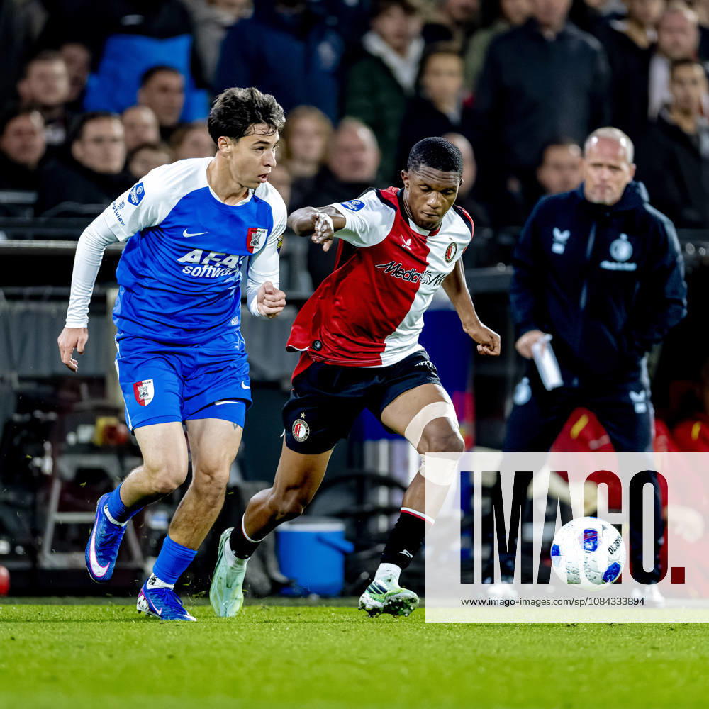 ROTTERDAM - AZ Alkmaar defender Mateo Chavez, SC Feyenoord Rotterdam defender Givairo Read during the Vriendenloterij Eredivisie match between Feyenoord and AZ at De Kuip on 10 October 2026 in Rotterdam, Netherlands. (Photo by DeFodi Images) -