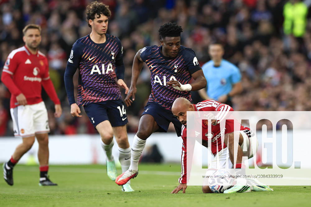 Manchester United, ManU v Tottenham Hotspur, Premier League Bryan Mbeumo (19) of Manchester United shields the ball from Mohammed Kudus (20) of Tottenham Hotspur during the Premier League match between Manchester United and Tottenham Hotspur at Old Trafford, Manchester, UK on 10 October 2026. Manchester Old Trafford Greater Manchester UK Editorial use only DataCo restrictions apply See www.football-dataco.com ,
