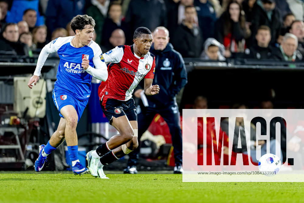 ROTTERDAM - AZ Alkmaar defender Mateo Chavez and SC Feyenoord Rotterdam defender Givairo Read during the Vriendenloterij Eredivisie match between Feyenoord and AZ at De Kuip on 10 October 2026 in Rotterdam, Nederland. (Photo by DeFodi Images) -