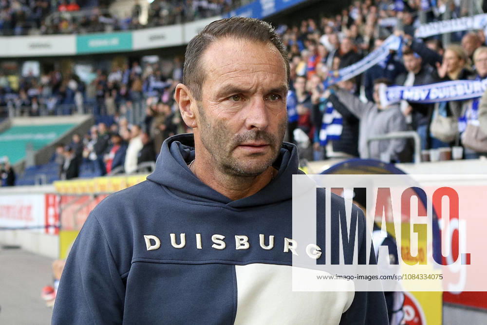 GER, Fussball, Herren, 3. Liga, Saison 2026 2027, MSV Duisburg - TSG Hoffenheim II Trainer Dietmar Hirsch (Duisburg) schaut Duisburg schauinsland-reisen-Arena Nordrhein-Westfalen Deutschland