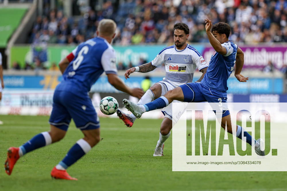 GER, Fussball, Herren, 3. Liga, Saison 2026 2027, MSV Duisburg - TSG Hoffenheim II Lex-Tyger Lobinger (Duisburg) und Sean Dulic (TSG II) im Kampf um den Ball Duisburg schauinsland-reisen-Arena Nordrhein-Westfalen Deutschland