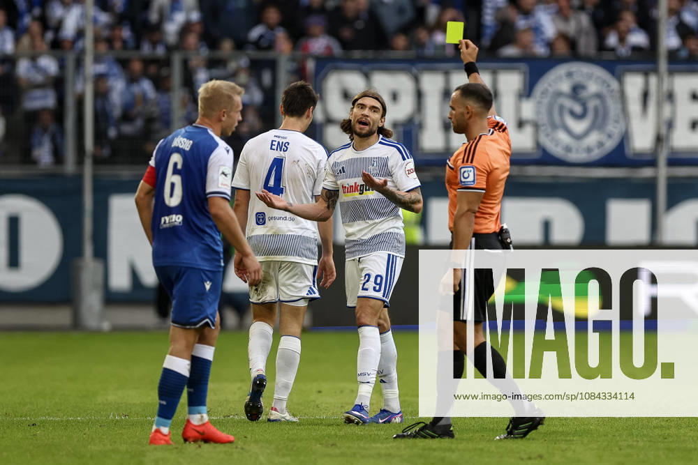 GER, Fussball, Herren, 3. Liga, Saison 2026 2027, MSV Duisburg - TSG Hoffenheim II Joshua Bitter (Duisburg) erhält die gelbe Karte von Schiedsrichter Leonidas Exuzidis Duisburg schauinsland-reisen-Arena Nordrhein-Westfalen Deutschland