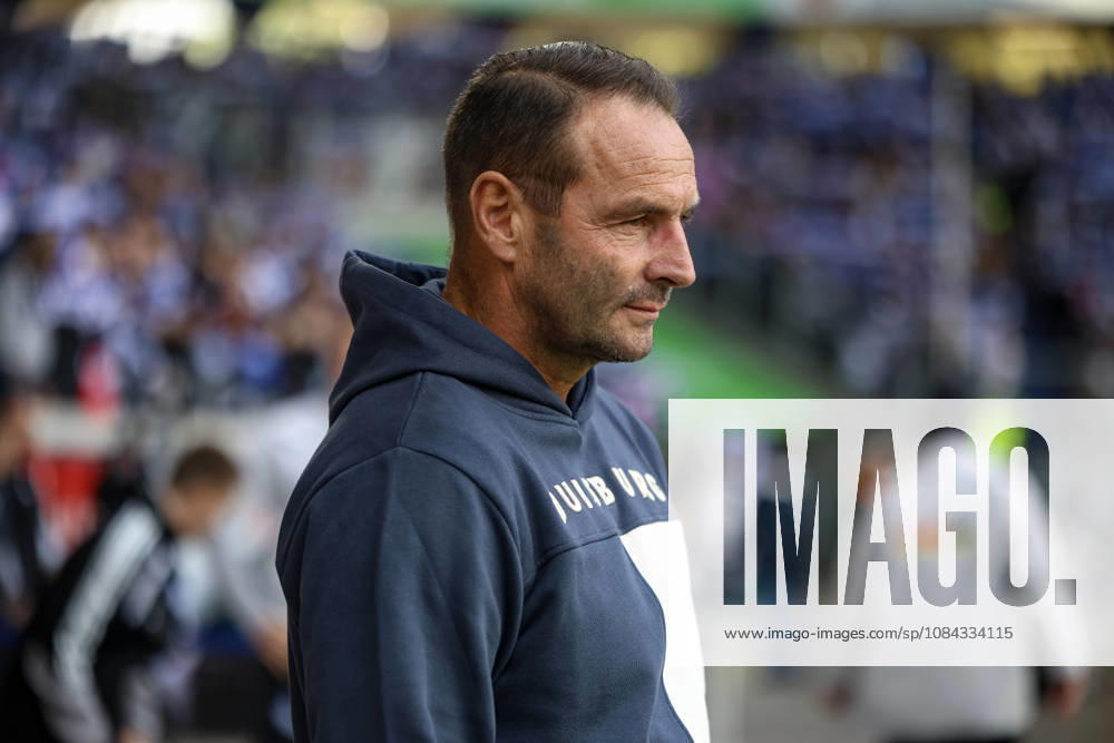 GER, Fussball, Herren, 3. Liga, Saison 2026 2027, MSV Duisburg - TSG Hoffenheim II Trainer Dietmar Hirsch (Duisburg) schaut Duisburg schauinsland-reisen-Arena Nordrhein-Westfalen Deutschland