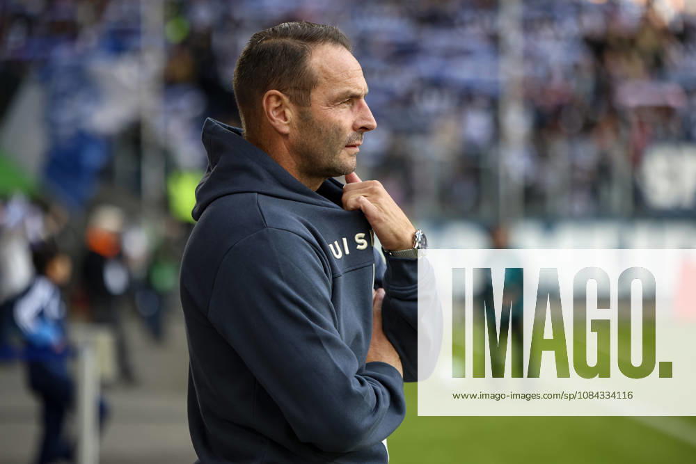 GER, Fussball, Herren, 3. Liga, Saison 2026 2027, MSV Duisburg - TSG Hoffenheim II Trainer Dietmar Hirsch (Duisburg) schaut Duisburg schauinsland-reisen-Arena Nordrhein-Westfalen Deutschland