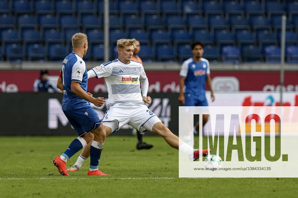 GER, Fussball, Herren, 3. Liga, Saison 2026 2027, MSV Duisburg - TSG Hoffenheim II Valentin Lässig (TSG II) und Peter Remmert (Duisburg) im Kampf um den Ball Duisburg schauinsland-reisen-Arena Nordrhein-Westfalen Deutschland