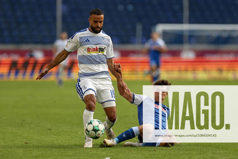 GER, Fussball, Herren, 3. Liga, Saison 2026 2027, MSV Duisburg - TSG Hoffenheim II Ramien Safi (Duisburg) und Matthew Moore (TSG II) im Kampf um den Ball Duisburg schauinsland-reisen-Arena Nordrhein-Westfalen Deutschland