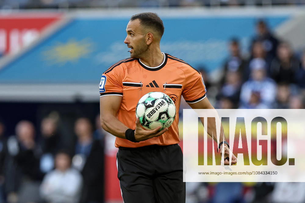 GER, Fussball, Herren, 3. Liga, Saison 2026 2027, MSV Duisburg - TSG Hoffenheim II Schiedsrichter Leonidas Exuzidis hat den Ball in der Hand Duisburg schauinsland-reisen-Arena Nordrhein-Westfalen Deutschland