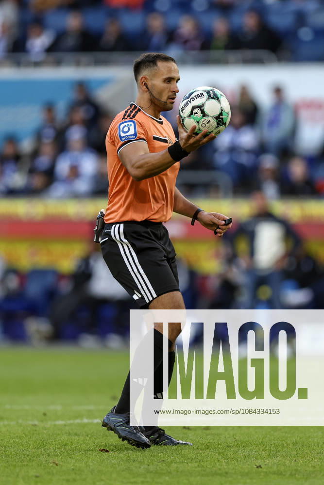 GER, Fussball, Herren, 3. Liga, Saison 2026 2027, MSV Duisburg - TSG Hoffenheim II Schiedsrichter Leonidas Exuzidis hat den Ball in der Hand Duisburg schauinsland-reisen-Arena Nordrhein-Westfalen Deutschland