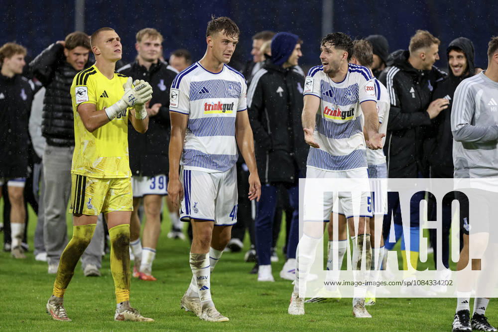 GER, Fussball, Herren, 3. Liga, Saison 2026 2027, MSV Duisburg - TSG Hoffenheim II Maximilian Braune (Duisburg), Ben Schlicke (Duisburg) und Tobias Fleckstein (Duisburg) Schlussjubel, jubelt nach dem Sieg Duisburg schauinsland-reisen-Arena Nordrhein-Westfalen Deutschland