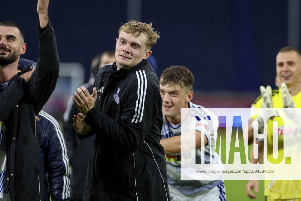 GER, Fussball, Herren, 3. Liga, Saison 2026 2027, MSV Duisburg - TSG Hoffenheim II Ben Schlicke (Duisburg) schubst Peter Remmert (Duisburg) zu den Fans Duisburg schauinsland-reisen-Arena Nordrhein-Westfalen Deutschland