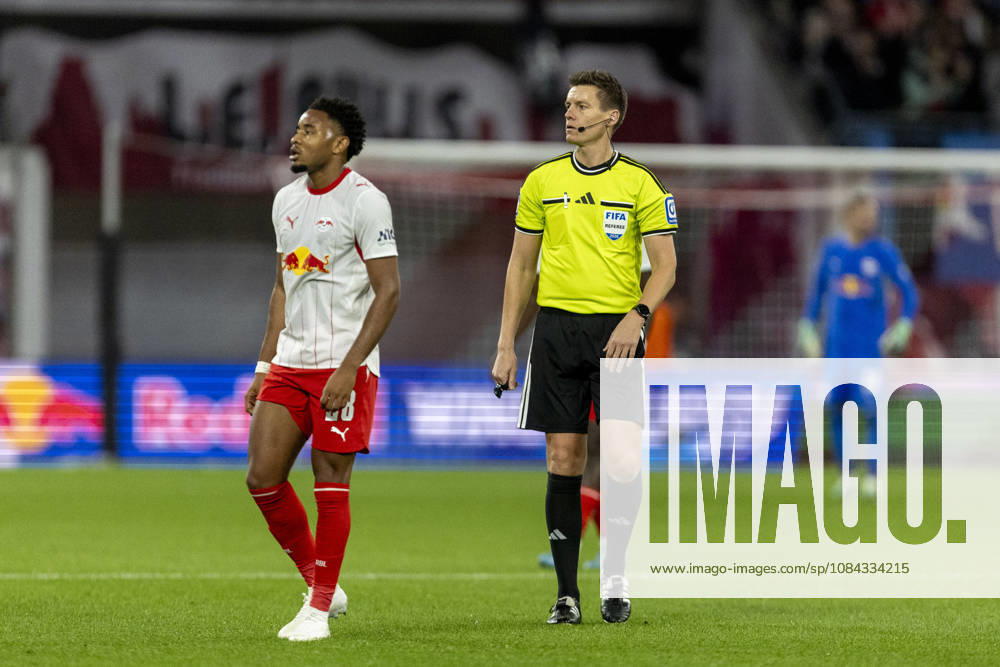 GER, Leipzig, Fussball, Bundesliga, 5. Spieltag, RB Leipzig vs. Eintracht Frankfurt im Bild v.l.: Christopher Nkunku (RB Leipzig 28), Daniel Siebert (Schiedsrichter) 10.10.2026, Red-Bull Arena Leipzig DFL DFB REGULATIONS PROHIBIT ANY USE OF PHOTOGRAPHS AS IMAGE SEQUENCES AND OR QUASI-VIDEO, Leipzig Red-Bull Arena Sachsen Germany