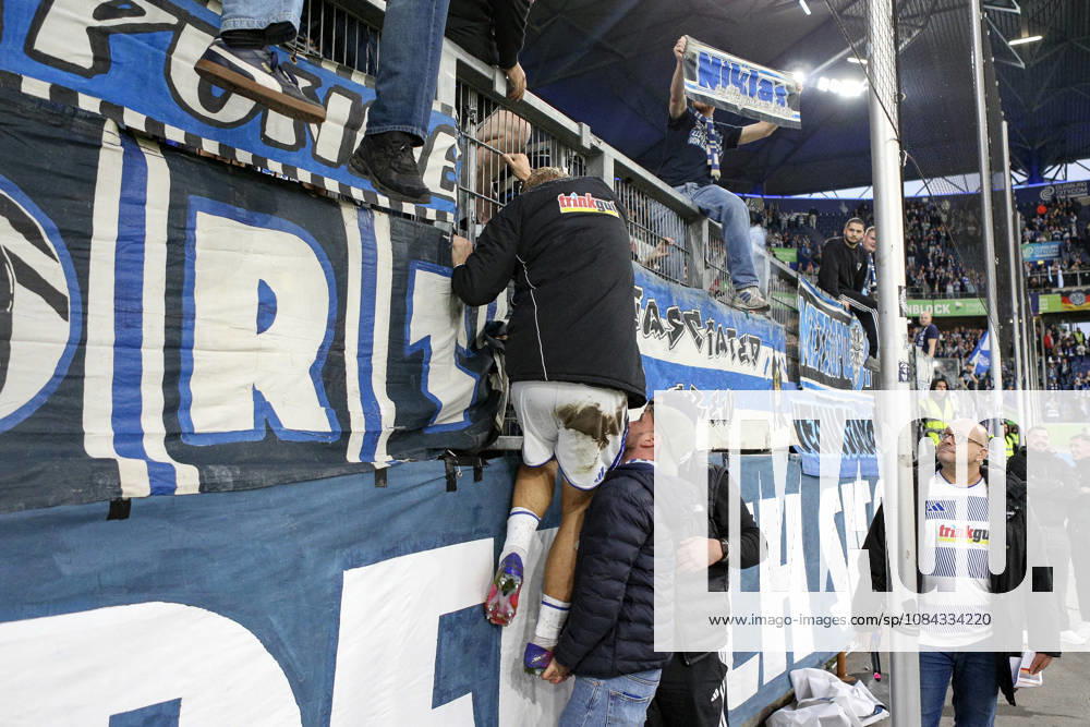 GER, Fussball, Herren, 3. Liga, Saison 2026 2027, MSV Duisburg - TSG Hoffenheim II Peter Remmert (Duisburg) klettert auf den Zaun Duisburg schauinsland-reisen-Arena Nordrhein-Westfalen Deutschland