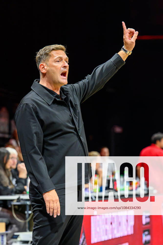 Basketball - Saison 2026 2027 - 2. Bundesliga Pro-A - 4. Spieltag: Nürnberg Falcons Basketball Club NBC - Kreisbau Kirchheim Knights - AlSch - - Igor Perovic (Trainer Headcoach Kirchheim Knights ) zeigt an gestikuliert dirigiert gibt anweisungen
