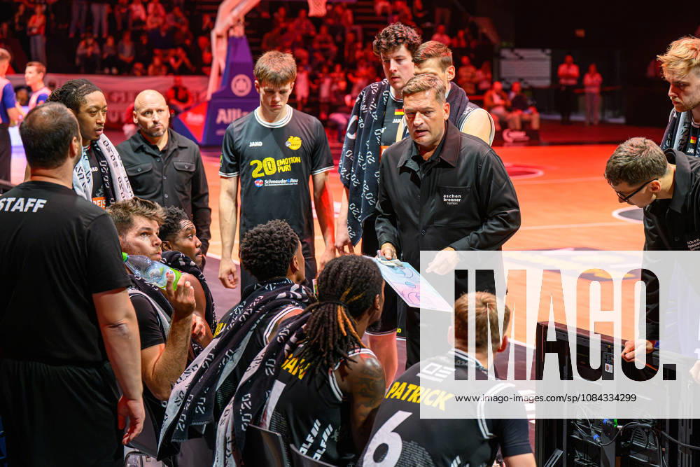 Basketball - Saison 2026 2027 - 2. Bundesliga Pro-A - 4. Spieltag: Nürnberg Falcons Basketball Club NBC - Kreisbau Kirchheim Knights - AlSch - - Igor Perovic (Trainer Headcoach Kirchheim Knights ) mit seinem Team