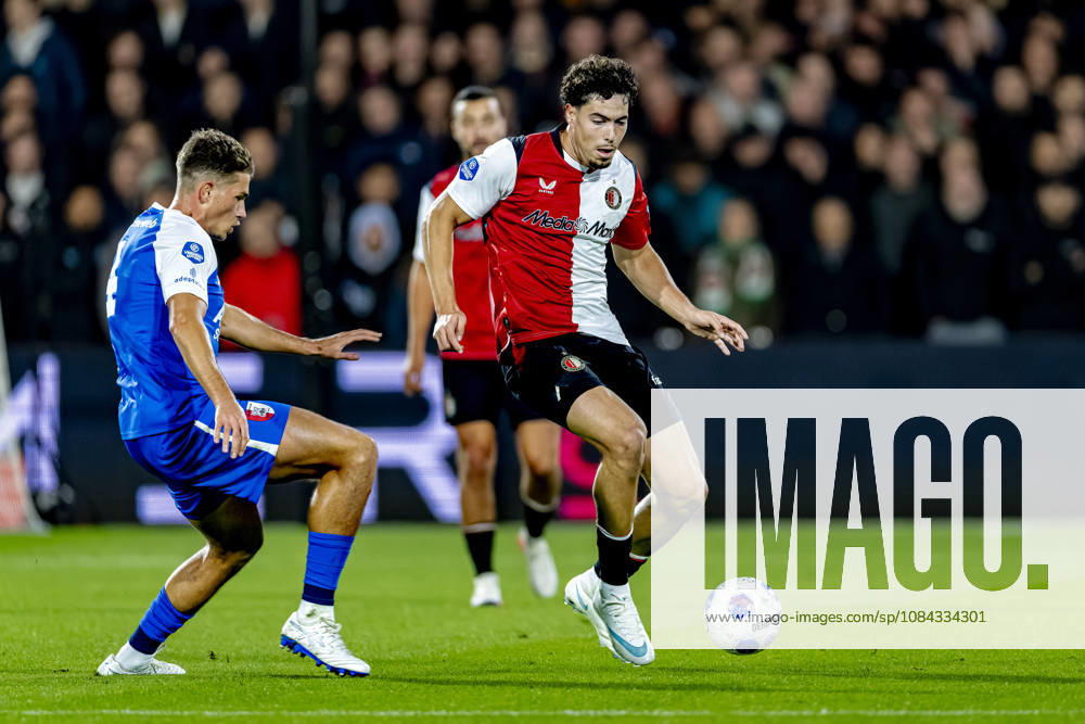 ROTTERDAM - AZ Alkmaar defender Lewis Schouten, SC Feyenoord Rotterdam forward Nacho Ferri during the Vriendenloterij Eredivisie match between Feyenoord and AZ at De Kuip on 10 October 2026 in Rotterdam, Nederland. (Photo by DeFodi Images) -