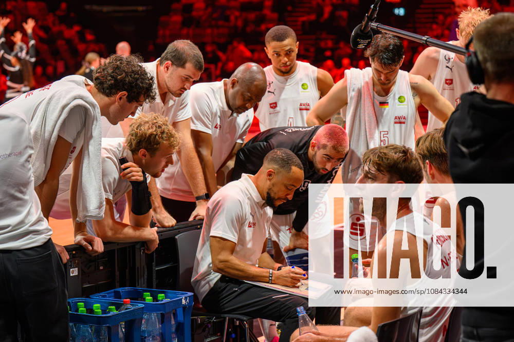 Basketball - Saison 2026 2027 - 2. Bundesliga Pro-A - 4. Spieltag: Nürnberg Falcons Basketball Club NBC - Kreisbau Kirchheim Knights - AlSch - - Tim Timothy James Black ( Trainer Headcoach Nürnberg Falcons BC NBC ) mit seinem Team