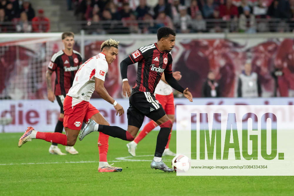 1. Fußball Bundesliga: RB Leipzig - Eintracht Frankfurt; 10.10.2026 Ansgar Knauff (7, Eintracht Frankfurt) verfolgt von Antonio Nusa (7, RB Leipzig). LEIPZIG, DEUTSCHLAND - OCTOBER 10: Bundesliga-Spiel RB Leipzig - Eintracht Frankfurt in der Red Bull Arena am 5. Spieltag der 1. Bundesliga am October 10, 2026 in Leipzig, Deutschland. DFL REGULATIONS PROHIBIT ANY USE OF PHOTOGRAPHS AS IMAGE SEQUENCES AND OR QUASI-VIDEO.