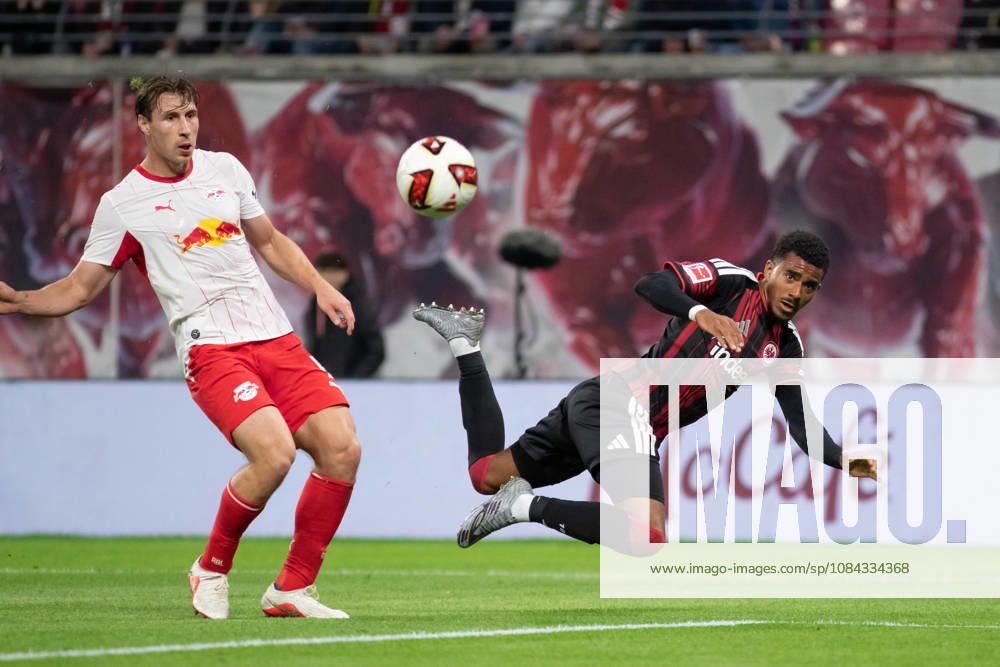 1. Fußball Bundesliga: RB Leipzig - Eintracht Frankfurt; 10.10.2026 Willi Orban (4, RB Leipzig) und Ansgar Knauff (7, Eintracht Frankfurt). LEIPZIG, DEUTSCHLAND - OCTOBER 10: Bundesliga-Spiel RB Leipzig - Eintracht Frankfurt in der Red Bull Arena am 5. Spieltag der 1. Bundesliga am October 10, 2026 in Leipzig, Deutschland. DFL REGULATIONS PROHIBIT ANY USE OF PHOTOGRAPHS AS IMAGE SEQUENCES AND OR QUASI-VIDEO.
