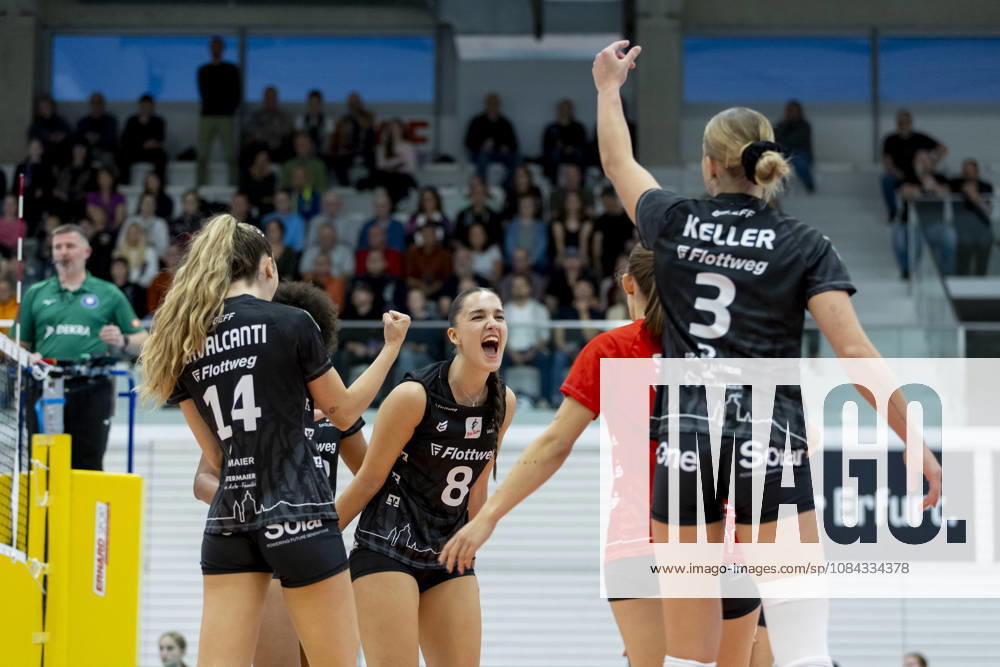 DEKRA 1. Bundesliga Frauen: Schwarz-Weiss Erfurt vs. Rote Raben Vilsbiburg; Erfurt; 10.10.2026 Jubel, Alice Clemente ( 8; Rote Raben Vilsbiburg) (Bildmitte) mit Mannschaft DEKRA 1. Bundesliga Frauen: Schwarz-Weiss Erfurt vs. Rote Raben Vilsbiburg; Riethsporthalle Erfurt