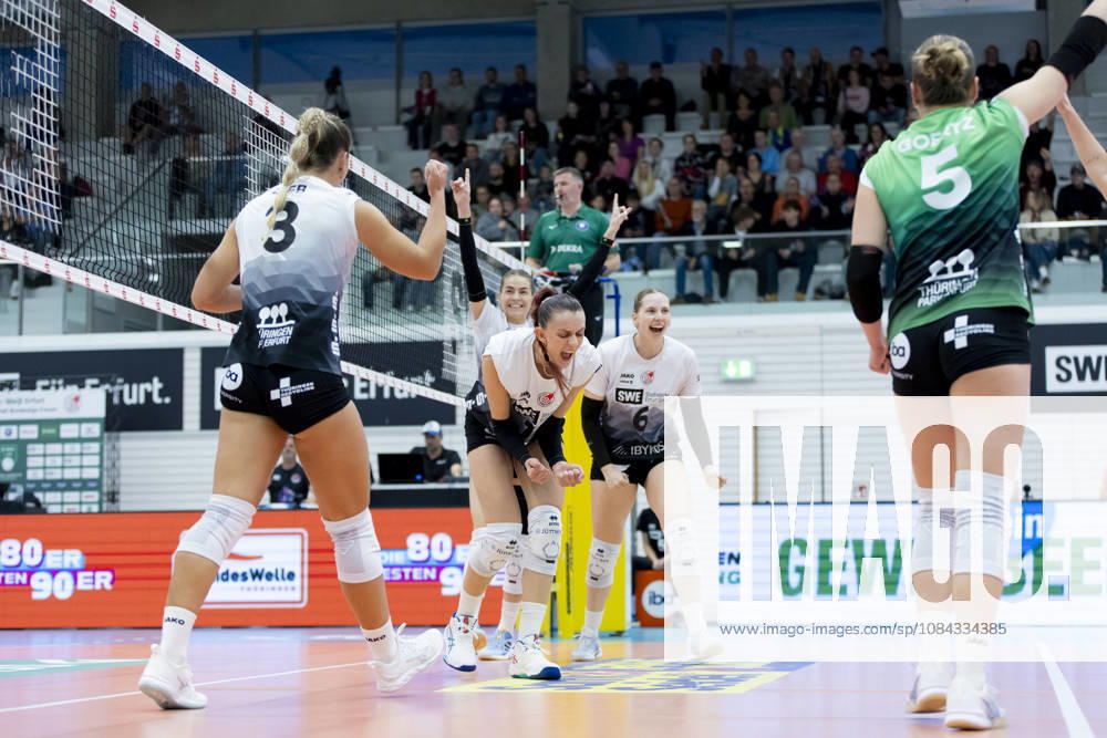 DEKRA 1. Bundesliga Frauen: Schwarz-Weiss Erfurt vs. Rote Raben Vilsbiburg; Erfurt; 10.10.2026 Jubel, Isabel Petra KovaÄić ( 11; Schwarz-Weiss Erfurt) (Bildmitte) mit Lina-Marie Lieb ( 3; Schwarz-Weiss Erfurt) (links), Elizabeth Sandbothe ( 2; Schwarz-Weiss Erfurt) (dahinter, Larissa Winter ( 6; Schwarz-Weiss Erfurt) (rechts) und Lotte Goertz ( 5; Schwarz-Weiss Erfurt) DEKRA 1. Bundesliga Frauen: Schwarz-Weiss Erfurt vs. Rote Raben Vilsbiburg; Riethsporthalle Erfurt