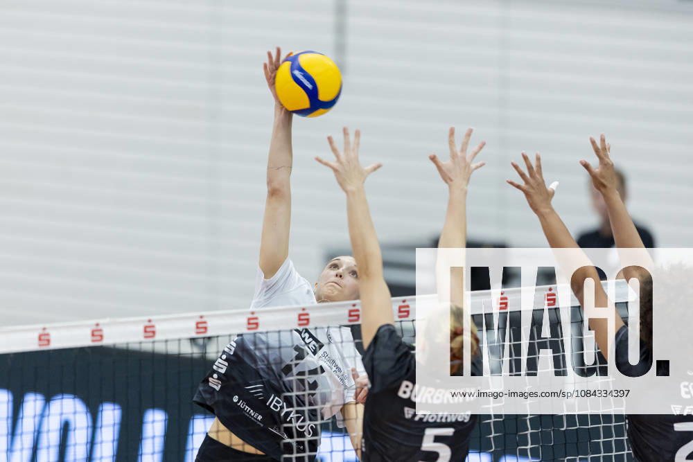 DEKRA 1. Bundesliga Frauen: Schwarz-Weiss Erfurt vs. Rote Raben Vilsbiburg; Erfurt; 10.10.2026 Dagmar Trijntje Mourits ( 14; Schwarz-Weiss Erfurt) gegen Nadine Burbrink ( 5; Rote Raben Vilsbiburg) (links,unten) und Emma Ellis ( 23; Rote Raben Vilsbiburg) (rechts, unten) DEKRA 1. Bundesliga Frauen: Schwarz-Weiss Erfurt vs. Rote Raben Vilsbiburg; Riethsporthalle Erfurt