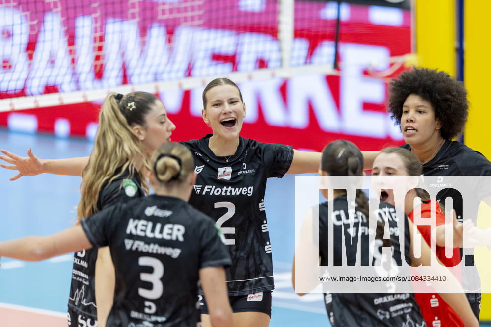 DEKRA 1. Bundesliga Frauen: Schwarz-Weiss Erfurt vs. Rote Raben Vilsbiburg; Erfurt; 10.10.2026 Jubel, Pia Fernau ( 2; Rote Raben Vilsbiburg) (Bildmitte) und Mannschaft DEKRA 1. Bundesliga Frauen: Schwarz-Weiss Erfurt vs. Rote Raben Vilsbiburg; Riethsporthalle Erfurt