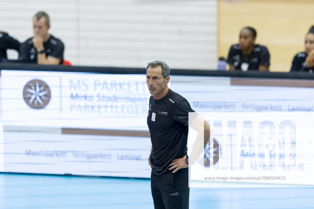 DEKRA 1. Bundesliga Frauen: Schwarz-Weiss Erfurt vs. Rote Raben Vilsbiburg; Erfurt; 10.10.2026 Guillermo Gallardo (Trainer; Rote Raben Vilsbiburg) DEKRA 1. Bundesliga Frauen: Schwarz-Weiss Erfurt vs. Rote Raben Vilsbiburg; Riethsporthalle Erfurt