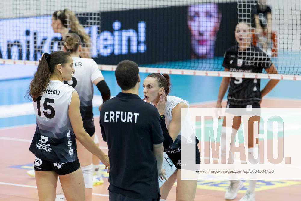 DEKRA 1. Bundesliga Frauen: Schwarz-Weiss Erfurt vs. Rote Raben Vilsbiburg; Erfurt; 10.10.2026 Isabel Petra KovaÄić ( 11; Schwarz-Weiss Erfurt) und Pablo Sanchez (Trainer; Schwarz-Weiss Erfurt) DEKRA 1. Bundesliga Frauen: Schwarz-Weiss Erfurt vs. Rote Raben Vilsbiburg; Riethsporthalle Erfurt