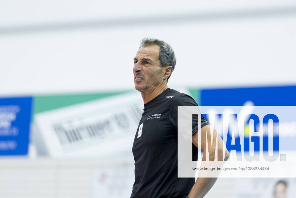 DEKRA 1. Bundesliga Frauen: Schwarz-Weiss Erfurt vs. Rote Raben Vilsbiburg; Erfurt; 10.10.2026 Guillermo Gallardo (Trainer; Rote Raben Vilsbiburg) DEKRA 1. Bundesliga Frauen: Schwarz-Weiss Erfurt vs. Rote Raben Vilsbiburg; Riethsporthalle Erfurt