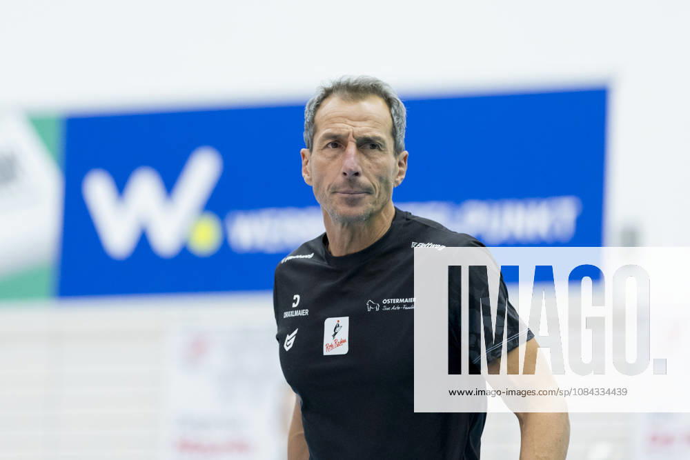 DEKRA 1. Bundesliga Frauen: Schwarz-Weiss Erfurt vs. Rote Raben Vilsbiburg; Erfurt; 10.10.2026 Guillermo Gallardo (Trainer; Rote Raben Vilsbiburg) DEKRA 1. Bundesliga Frauen: Schwarz-Weiss Erfurt vs. Rote Raben Vilsbiburg; Riethsporthalle Erfurt