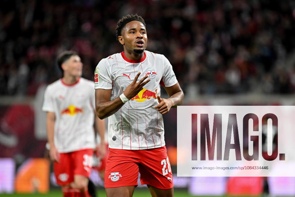 Fußball I Herren I Saison 2026-2027 I Bundesliga I 5. Spieltag I RB Leipzig - Eintracht Frankfurt I 10.10.2026 Hattrick Christopher Nkunku (28, RB Leipzig) zeigt mit den Fingern 3 Tore in einem Spiel an Freisteller, Nahaufnahme, Porträt, Portrait, Einzelfoto, Einzelbild, Körper Leipzig Red Bull Arena Sachsen Deutschland