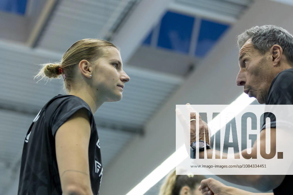 DEKRA 1. Bundesliga Frauen: Schwarz-Weiss Erfurt vs. Rote Raben Vilsbiburg; Erfurt; 10.10.2026 Pia Fernau ( 2; Rote Raben Vilsbiburg) und Guillermo Gallardo (Trainer; Rote Raben Vilsbiburg) DEKRA 1. Bundesliga Frauen: Schwarz-Weiss Erfurt vs. Rote Raben Vilsbiburg; Riethsporthalle Erfurt