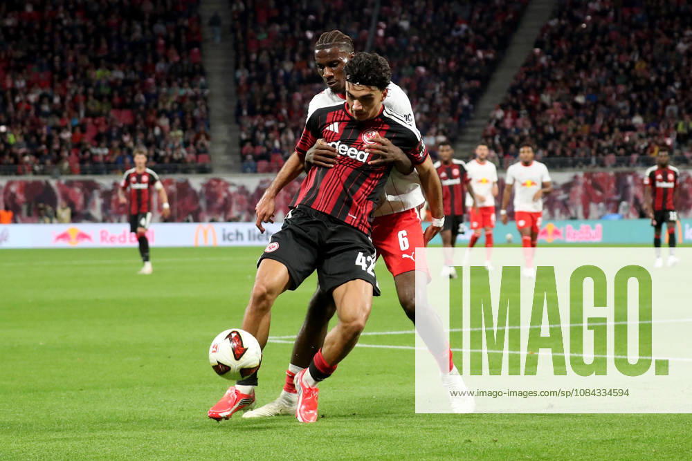 Fussball 1.Bundesliga, RB Leipzig - Eintracht Frankfurt v.l. Can Uzun (Eintracht Frankfurt) Ezechiel Banzuzi (RB Leipzig) Zweikampf, Aktion, action, battle for the ball Leipzig