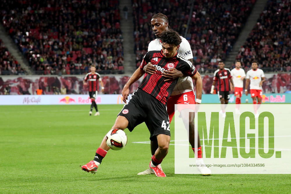Fussball 1.Bundesliga, RB Leipzig - Eintracht Frankfurt v.l. Can Uzun (Eintracht Frankfurt) Ezechiel Banzuzi (RB Leipzig) Zweikampf, Aktion, action, battle for the ball Leipzig