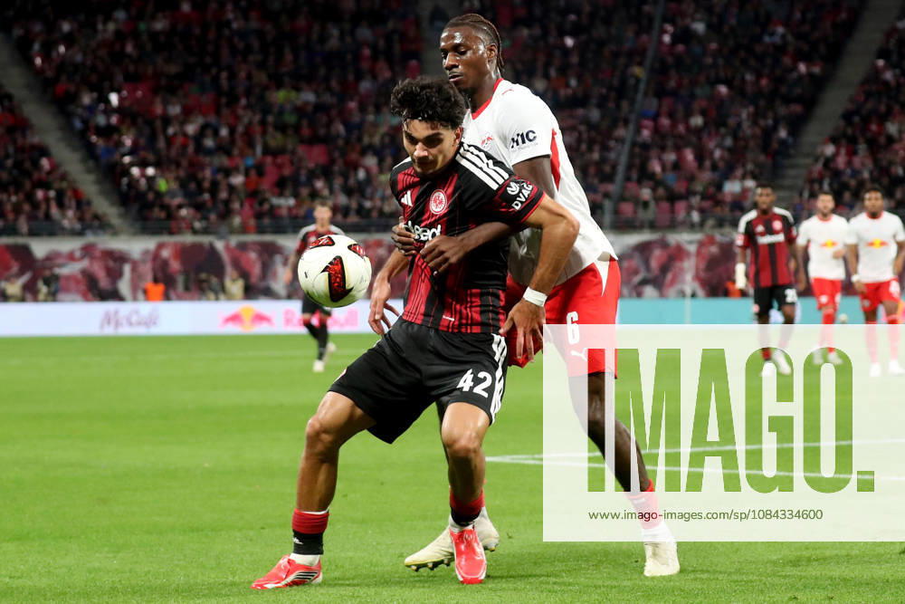 Fussball 1.Bundesliga, RB Leipzig - Eintracht Frankfurt v.l. Can Uzun (Eintracht Frankfurt) Ezechiel Banzuzi (RB Leipzig) Zweikampf, Aktion, action, battle for the ball Leipzig