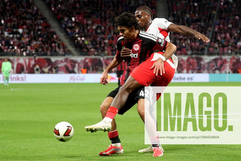 Fussball 1.Bundesliga, RB Leipzig - Eintracht Frankfurt v.l. Can Uzun (Eintracht Frankfurt) Ezechiel Banzuzi (RB Leipzig) Zweikampf, Aktion, action, battle for the ball Leipzig