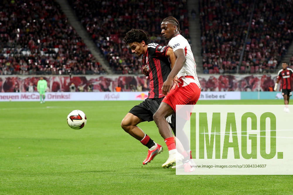 Fussball 1.Bundesliga, RB Leipzig - Eintracht Frankfurt v.l. Can Uzun (Eintracht Frankfurt) Ezechiel Banzuzi (RB Leipzig) Zweikampf, Aktion, action, battle for the ball Leipzig