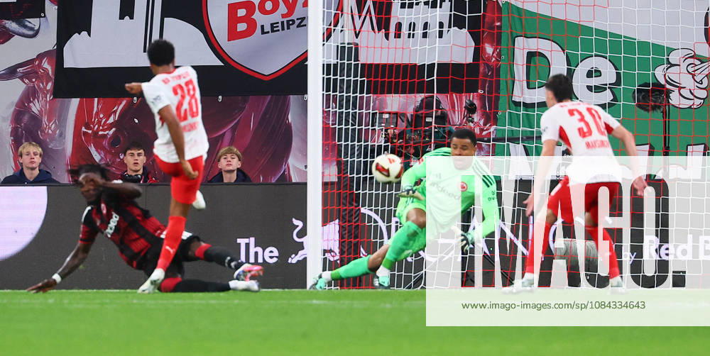 RB Leipzig - Frankfurt Bundesliga Leipzig, 10.10.2026, Red Bull Arena, Fussball, Bundesliga, Spieltag 5 , RB Leipzig vs. SG Eintracht Frankfurt , Tor für Leipzig zum 4:0. Im Bild: Torschütze Christopher Nkunku (28, RB Leipzig) trifft gegen Torwart Noah Atubolu ( 1, Frankfurt) ,