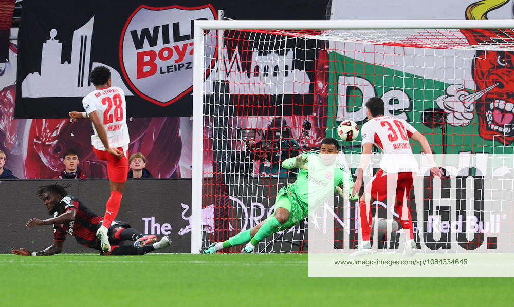 RB Leipzig - Frankfurt Bundesliga Leipzig, 10.10.2026, Red Bull Arena, Fussball, Bundesliga, Spieltag 5 , RB Leipzig vs. SG Eintracht Frankfurt , Tor für Leipzig zum 4:0. Im Bild: Torschütze Christopher Nkunku (28, RB Leipzig) trifft gegen Torwart Noah Atubolu ( 1, Frankfurt) ,