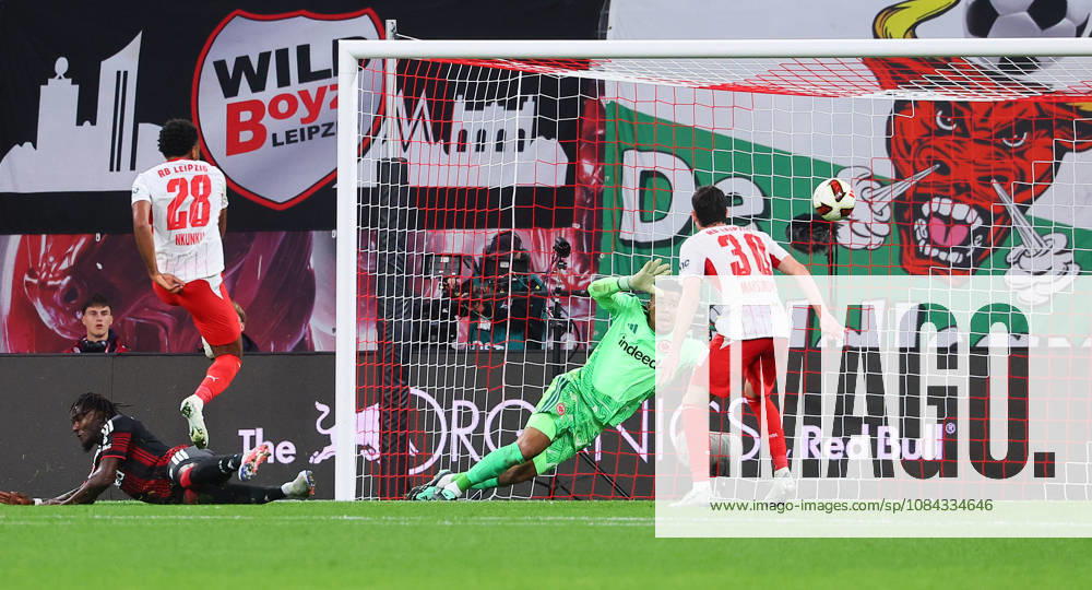 RB Leipzig - Frankfurt Bundesliga Leipzig, 10.10.2026, Red Bull Arena, Fussball, Bundesliga, Spieltag 5 , RB Leipzig vs. SG Eintracht Frankfurt , Tor für Leipzig zum 4:0. Im Bild: Torschütze Christopher Nkunku (28, RB Leipzig) trifft gegen Torwart Noah Atubolu ( 1, Frankfurt) ,