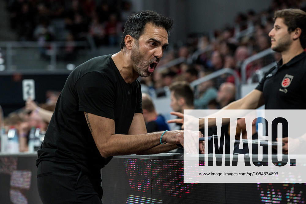 Bamberg, Deutschland 10. Oktober 2026: easyCredit BBL - 2026 2027 - 5. Spieltag - BMA365 Bamberg Baskets gegen Syntainics MBC Im Bild: Trainer Jesus Ramirez (Bamberg) gestikuliert am Spielfeld Brose Arena Bayern