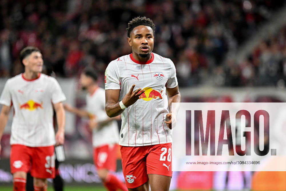 Fußball I Herren I Saison 2026-2027 I Bundesliga I 5. Spieltag I RB Leipzig - Eintracht Frankfurt I 10.10.2026 Hattrick Christopher Nkunku (28, RB Leipzig) zeigt mit den Fingern 3 Tore in einem Spiel an Freisteller, Nahaufnahme, Porträt, Portrait, Einzelfoto, Einzelbild, Körper Leipzig Red Bull Arena Sachsen Deutschland