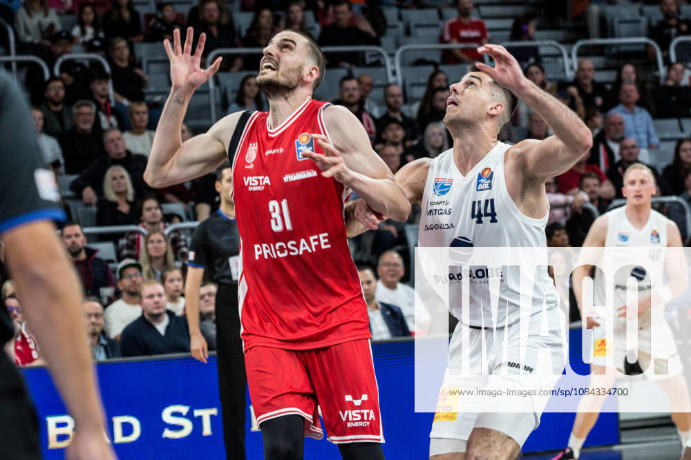 Bamberg, Deutschland 10. Oktober 2026: easyCredit BBL - 2026 2027 - 5. Spieltag - BMA365 Bamberg Baskets gegen Syntainics MBC Im Bild: v. li. Daniel Keppeler (Bamberg) und Jure Planinic (MBC Weißenfels) Brose Arena Bayern