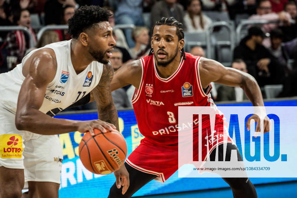 Bamberg, Deutschland 10. Oktober 2026: easyCredit BBL - 2026 2027 - 5. Spieltag - BMA365 Bamberg Baskets gegen Syntainics MBC Im Bild: v. li. Anthony Gaines (MBC Weißenfels) und Jordan Wright (Bamberg) Brose Arena Bayern