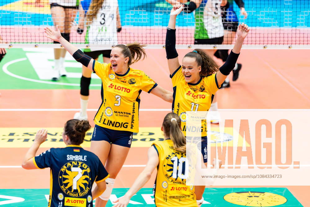 GER, Volleyball, Dekra 1.Bl, Frauen, Saison 26 27, Haputrunde, VfB Suhl Lotto Thueringen - Skurios Volleys Borken Lara Nagels (VfB Suhl Lotto Thueringen), Laura Berger (VfB Suhl Lotto Thueringen), Emma Sambale (VfB Suhl Lotto Thueringen) und Lucia Herdova (VfB Suhl Lotto Thueringen) jubeln nach einem Punktgewinn 98527 Suhl Sporthalle Wolfsgrube Thüringen Deutschland