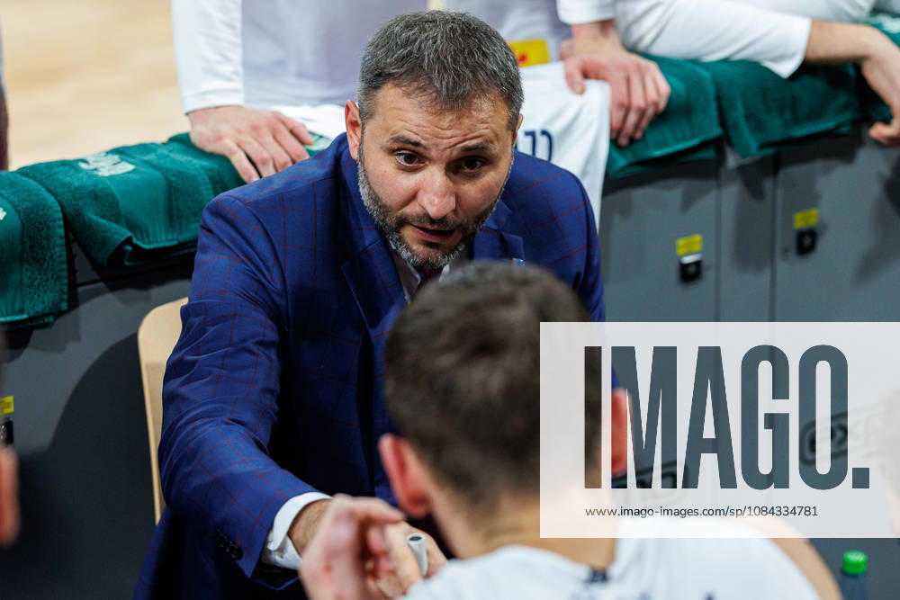 Vladimir Jovanovic (Syntainics MBC, Trainer), Einzelbild, Einzelfoto, Portrait, Portraet, Auszeit, BMA365 Bamberg Baskets vs. Syntainics MBC, Basketball, easyCredit BBL, 5. Spieltag, 10.10.2026 BMA365 Bamberg Baskets vs. Syntainics MBC, Basketball, easyCredit BBL, 5. Spieltag, 10.10.2026 Bamberg